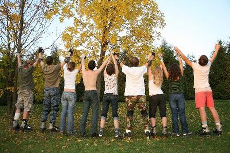 Los adolescentes necesitan amigos y actividades para su desarrollo social.