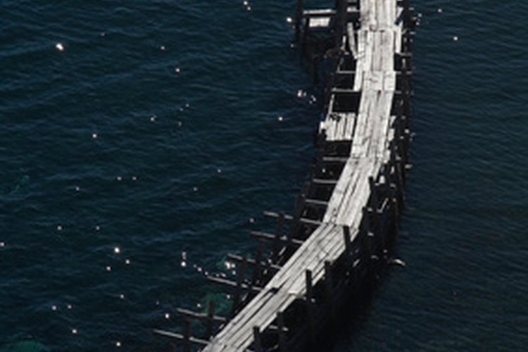 Según Building Products Plus, una empresa de suministro de maderas, la madera tratada a presión, es necesaria en la construcción de un muelle ubicado en un agua dulce o salada.