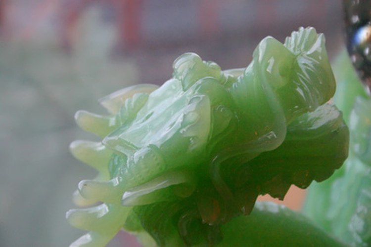 Los elefantes son tallados en piedra de jade natural.