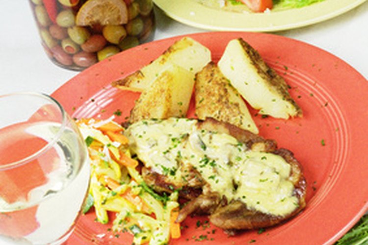 Muchas recetas a base de pollo se pueden hacer tanto de la manera convencional como con una olla de cocimiento lento.