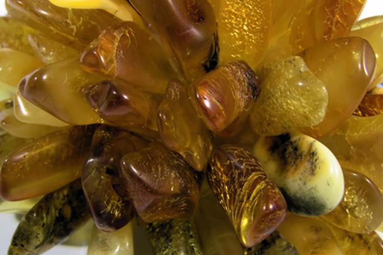 Los colores del ámbar varían entre el amarillo pálido y el café oscuro.