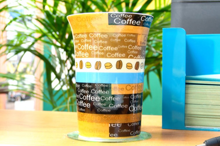 Las tazas para café fungen bien como recipientes para regalos del intercambio de navidad.