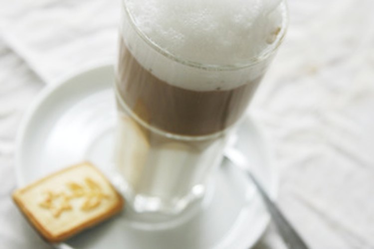 Como te puedes imaginar un chai latte que es rematado con leche descremada hirviendo engorda menos que uno rematado con crema batida.