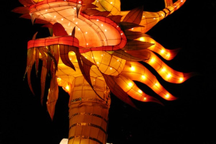 Esta figura elaborada de un dragón parece estar encendida desde adentro por una fila de luces blancas.