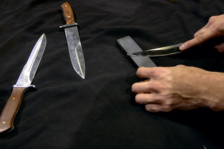 Los cuchillos afilados son uno de los peligros para un asistente de cocina.