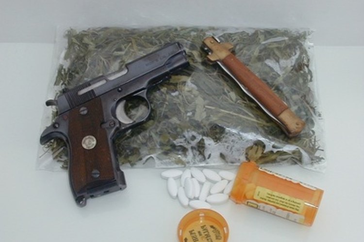 La DEA es responsable de sacar armas y drogas de las calles y derribar a los cárteles y pandillas.