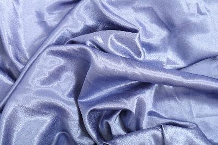 Si haces un dosel con terciopelo tu dormitorio se verá muy elegante.