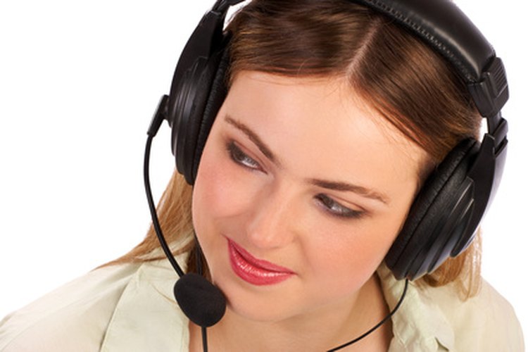 El supervisor de un call center se asegura que su personal esté dispuesto a ayudar y sea amigable.