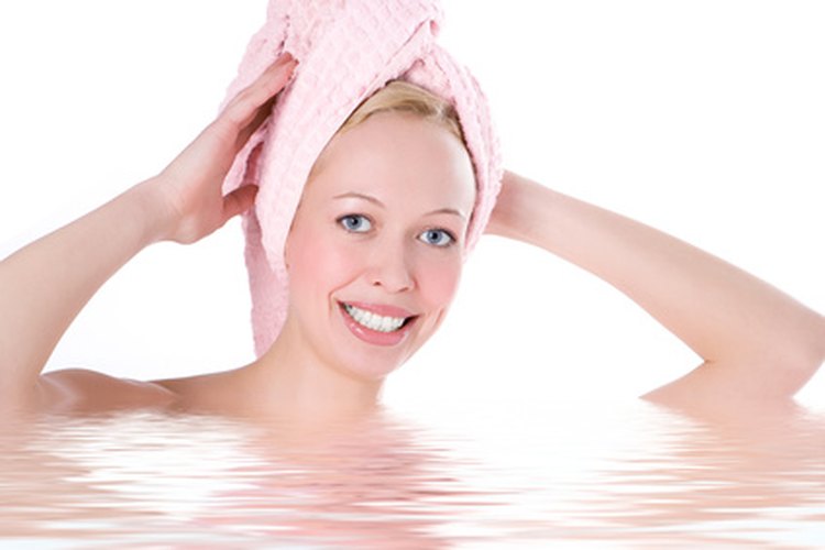 Acondiciona tu cabello con un tratamiento de toalla caliente para el cabello.