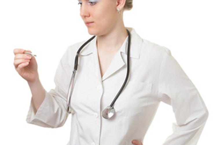 Un médico trabajando en el campo.