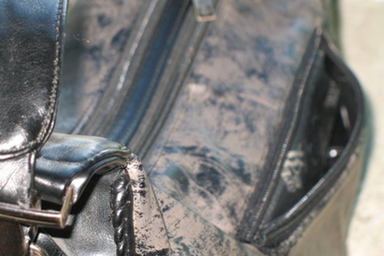 Los bolsos como artículos personales deben ser lo suficientemente pequeños como para caber en el asiento frente a ti.