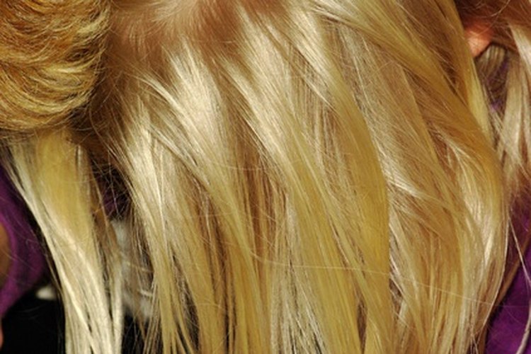 Cambia la raya de tu pelo para rápidamente disfrazar tus raíces oleosas.