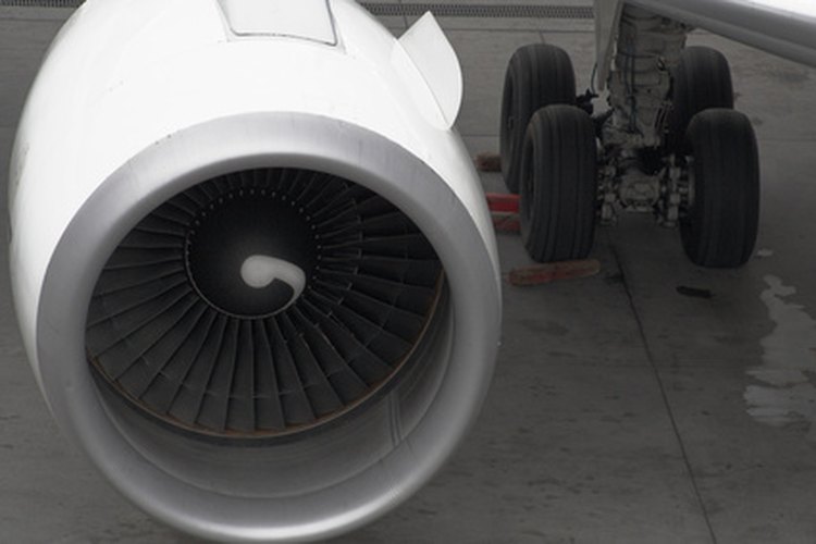 Los ingenieros aeroespaciales diseñan partes de aeronaves.
