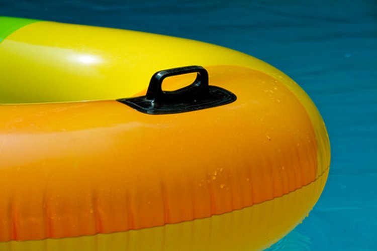 Los juegos le dan emoción extra a la fiesta en la piscina.