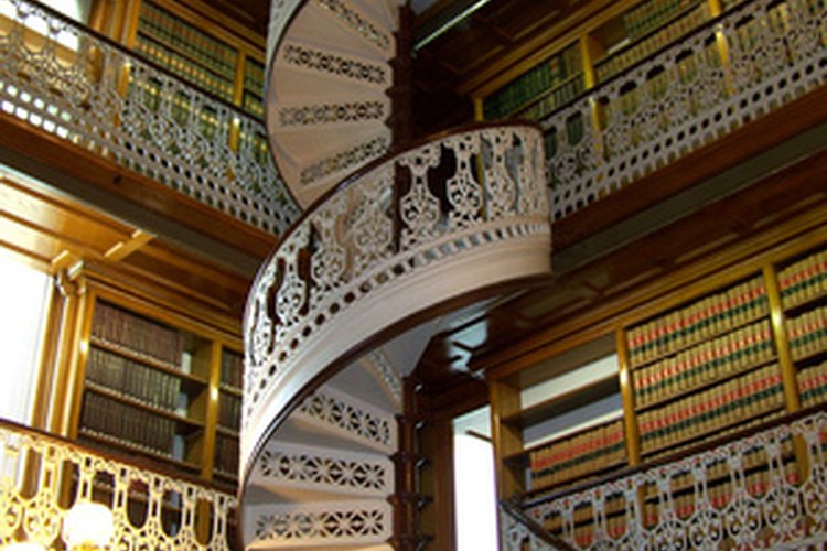 Ya sea dramática o normal, todas las escaleras necesitan algún tipo de suelo.