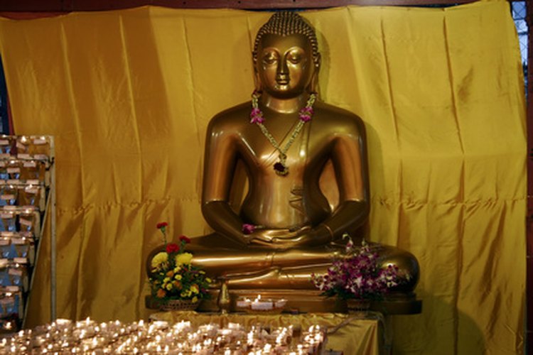 Una estatua de Buda en la pose de meditación.