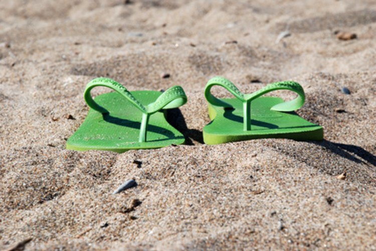 Las sandalias de goma son el calzado adecuado sólo para las bodas en la playa más informales.