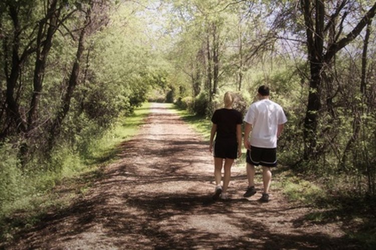 Dar un largo paseo el viernes por la noche después del trabajo, es romántico.