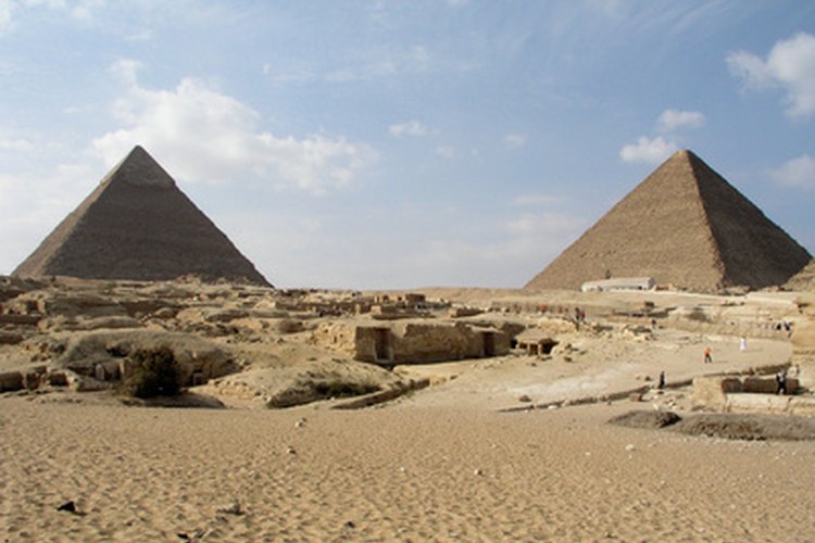 Se han encontrado pergaminos de papiro que datan del 3000 a. de C. y muestran transacciones financieras y comerciales del antiguo Egipto.