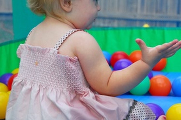 El cuidado de los niños por otras personas que no sea la madre tiene efectos tanto positivos como negativos en los bebés.