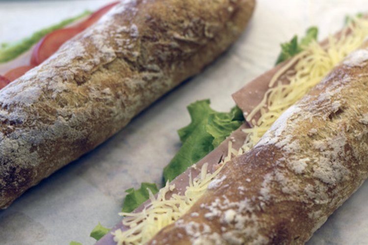 Los artistas del sándwich también cumplen tareas de caja y servicio al cliente.
