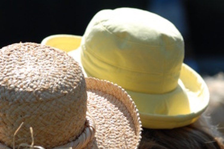 Si te inclinas por sombreros de paja o rafia elige aquellos con una línea de protección solar.