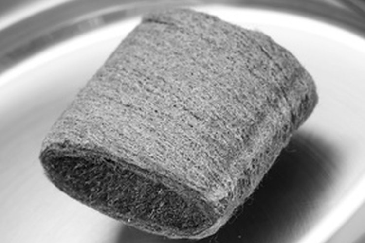 Los limpiadores abrasivos, como esponjas de acero, dañarán las superficies de granito fabricadas.