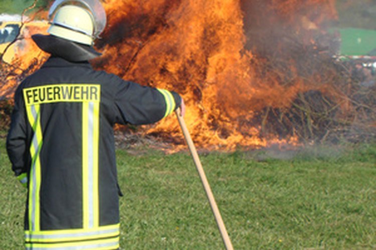 La vestimenta para combatir las quemaduras es esencial para el trabajo de un bombero.