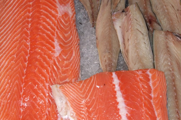 Los pescados deben estar adecuadamente refrigerados para mantenerlos frescos.