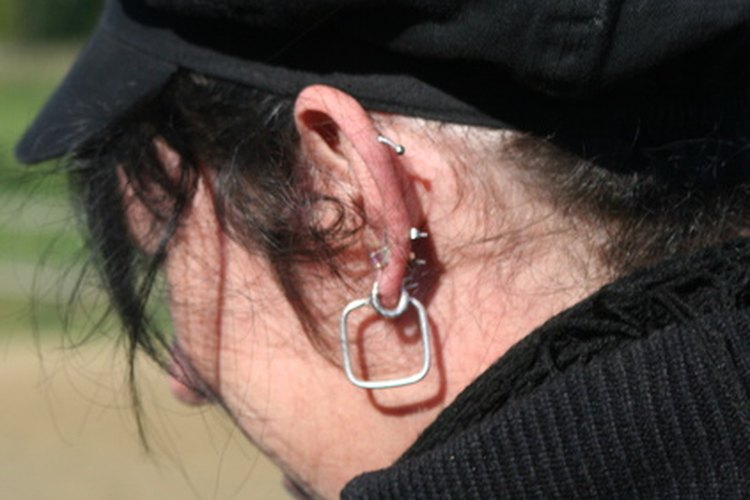 La joyería de la oreja no siempre es bienvenida en el lugar de trabajo.