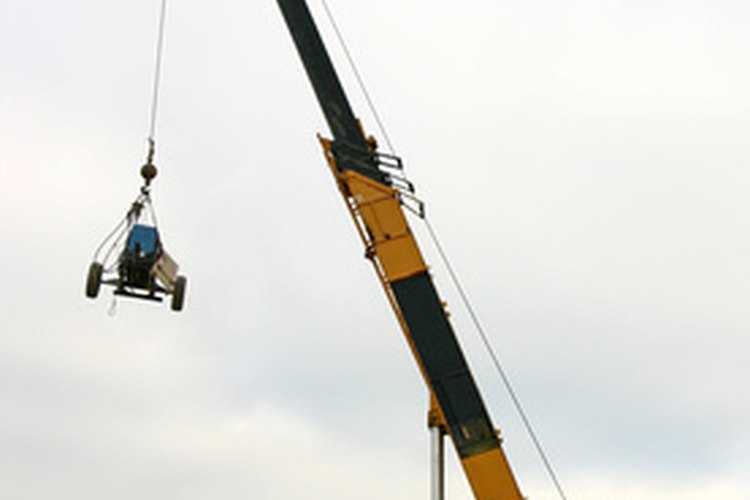 Un accesorio hace que la retroexcavadora sea eficaz para mover herramientas y equipos.
