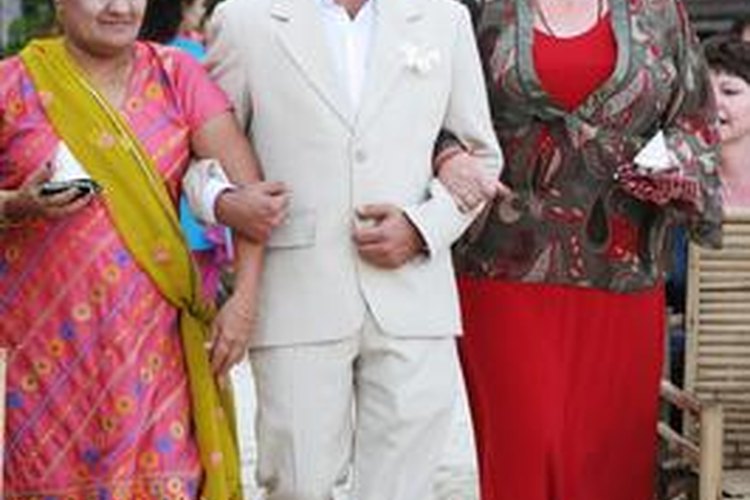 Los invitados a las bodas indias o los miembros de la parte de la novia podrían querer vestirse de manera tradicional.