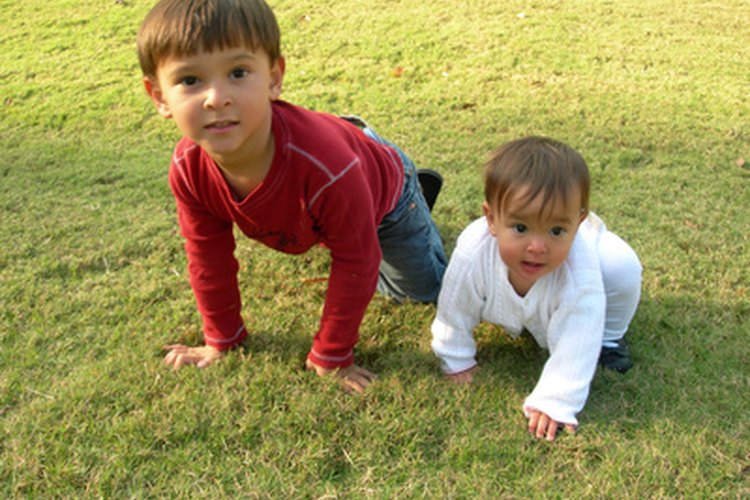 Los hermanos pueden ayudar a participar a tu bebé de ocho meses de edad.