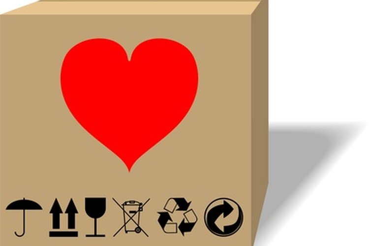 La caja moderna de cartón tiene superficies que aceptan la impresión.