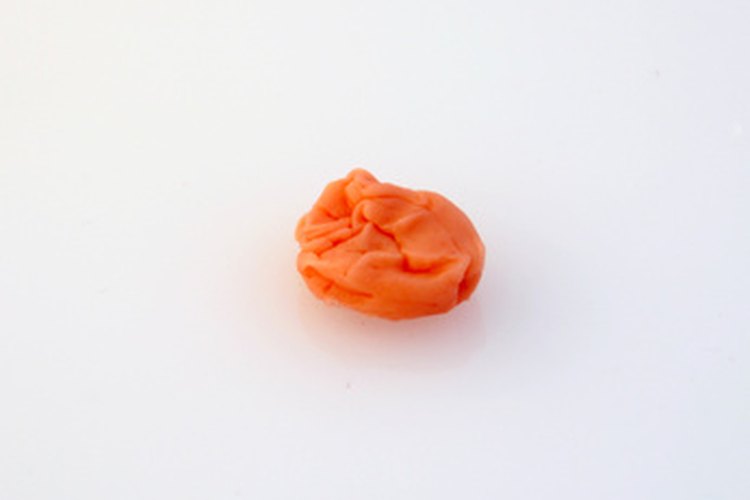 Remueve el chicle derretido pegado, congelándolo.