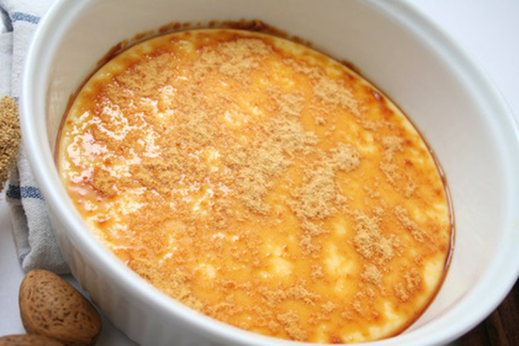 La crème brulée es un postre hecho con azúcar cristalizada en la parte superior.
