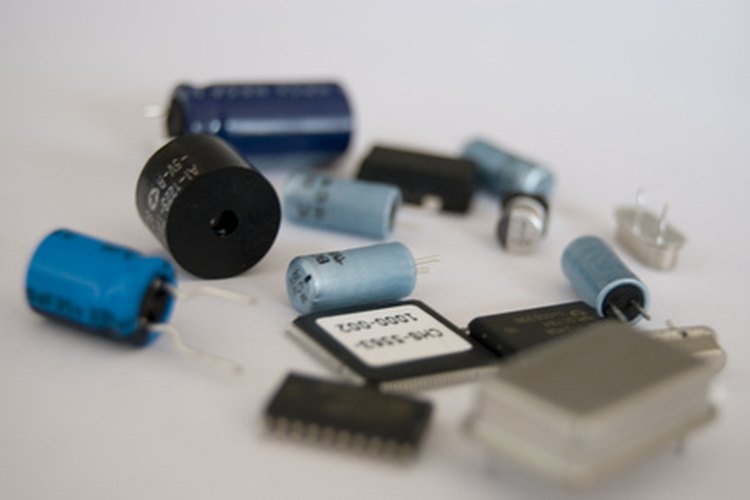 Los capacitores contienen dos placas que se rellenan con carga, creando un campo eléctrico entre ellos.