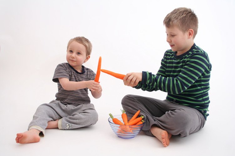 Introduce a los niños a las frutas y vegetales con la comida para jugar.