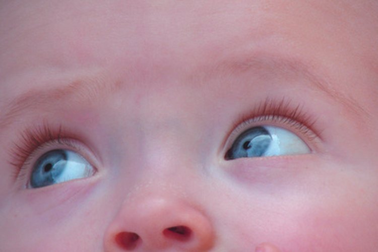 Lava el rostro de tu bebé diariamente para mantener su piel limpia.
