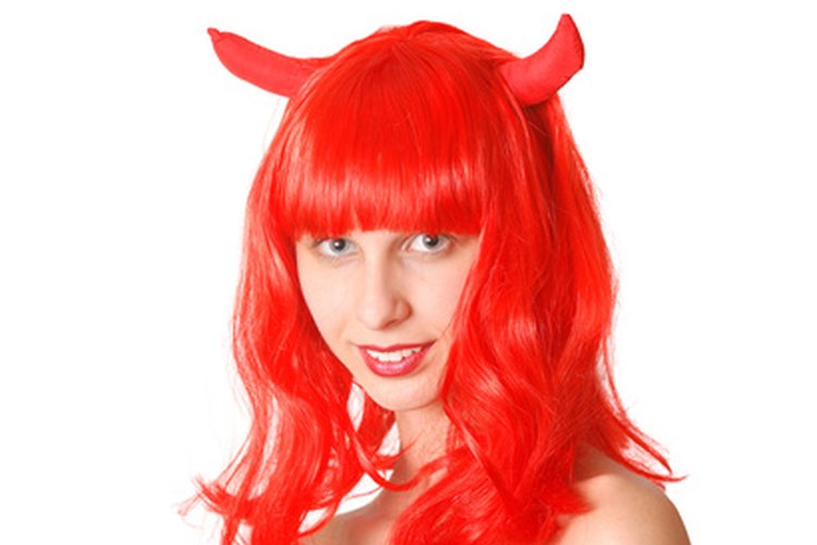 Crea tus propios cuernos de diablo caseros y completa tu disfraz de Noche de Brujas.