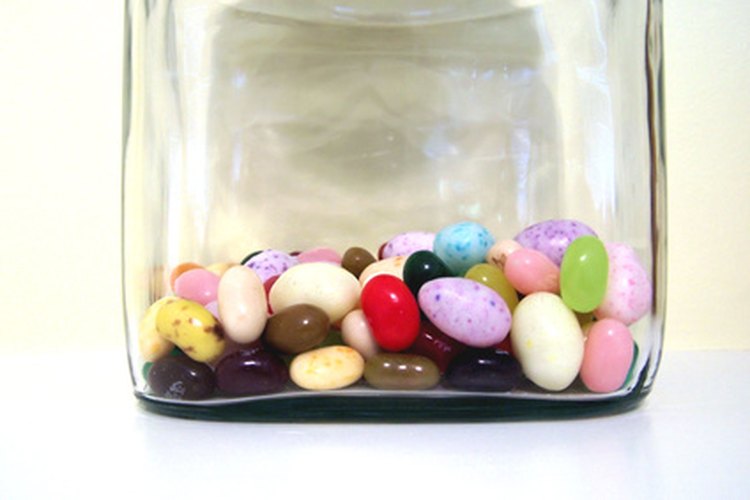 Un frasco con dulces de colores se convierte en un frasco de píldoras.