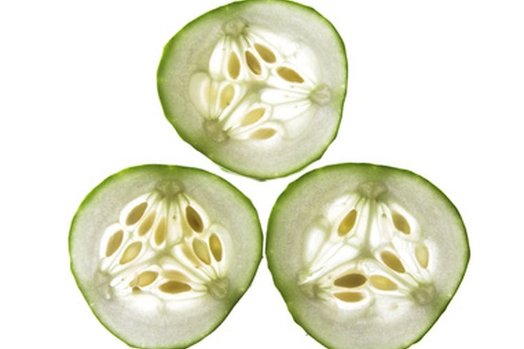 Puedes usar rodajas de pepino para eliminar las bolsas.