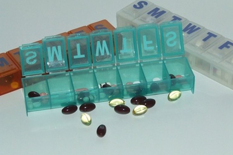 Un técnico de farmacia ayuda al farmacéutico a entregar los medicamentos.