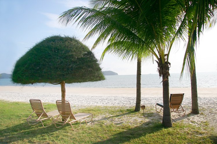La vestimenta elegante resort caracteriza a hombres y mujeres que están de vacaciones.