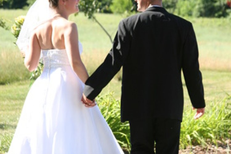 Disfraces de novio y novia son perfectos para una fiesta blanco y negro.