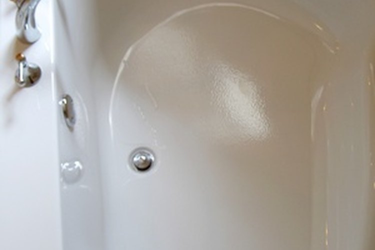 Quita los arañazos de una bañera en varias maneras.