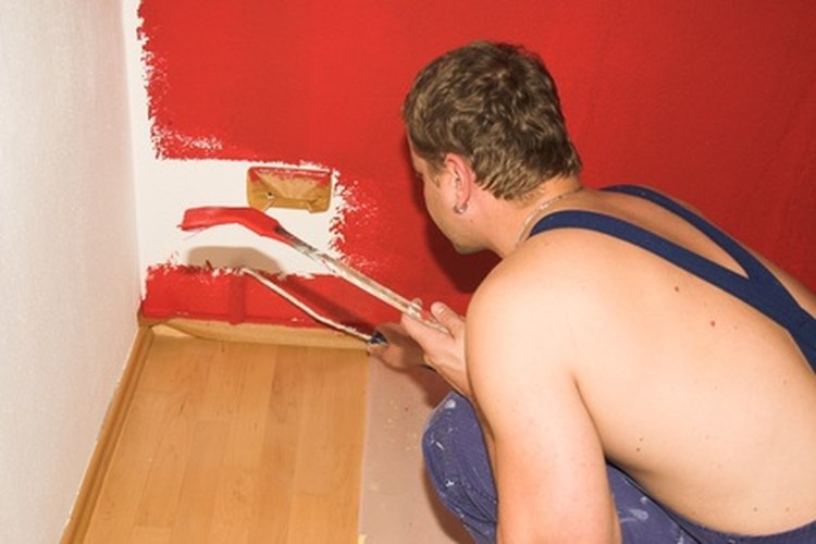 Pintar una habitación de color rojo.