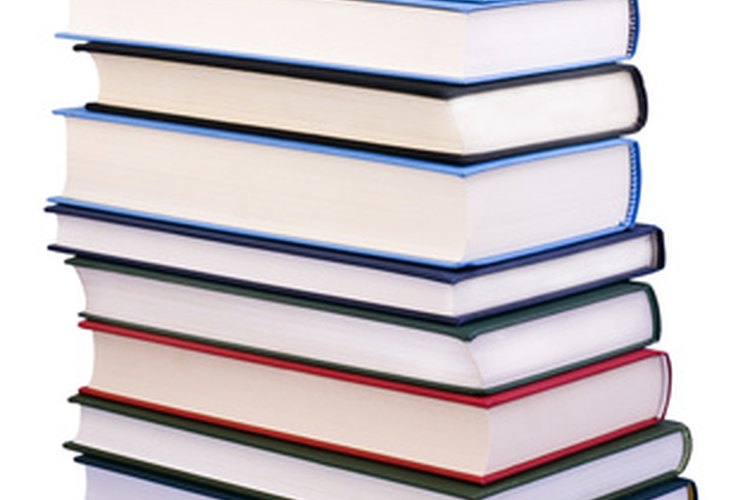 Puedes encontrar miles de poemas en libros de poesía, lo que resultan buenos recursos.