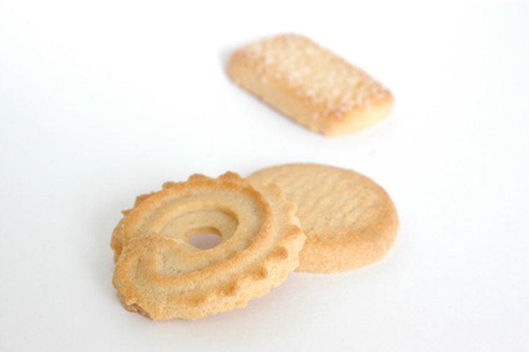 Galletas de jenjibre con forma de hombrecitos ayudan a decorar la torta.