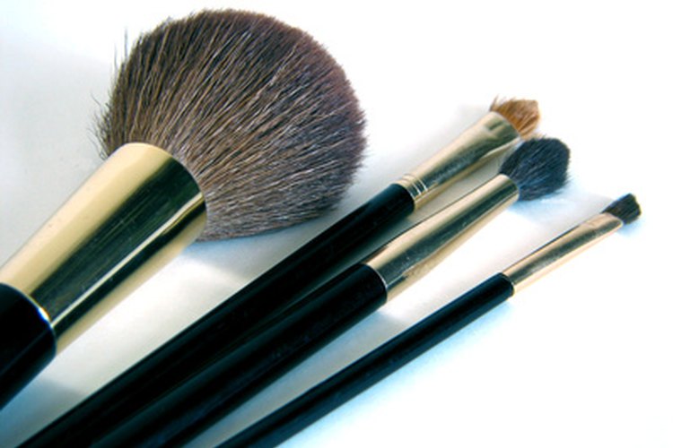 Existen muchas brochas para maquillaje, cada una con su tarea.
